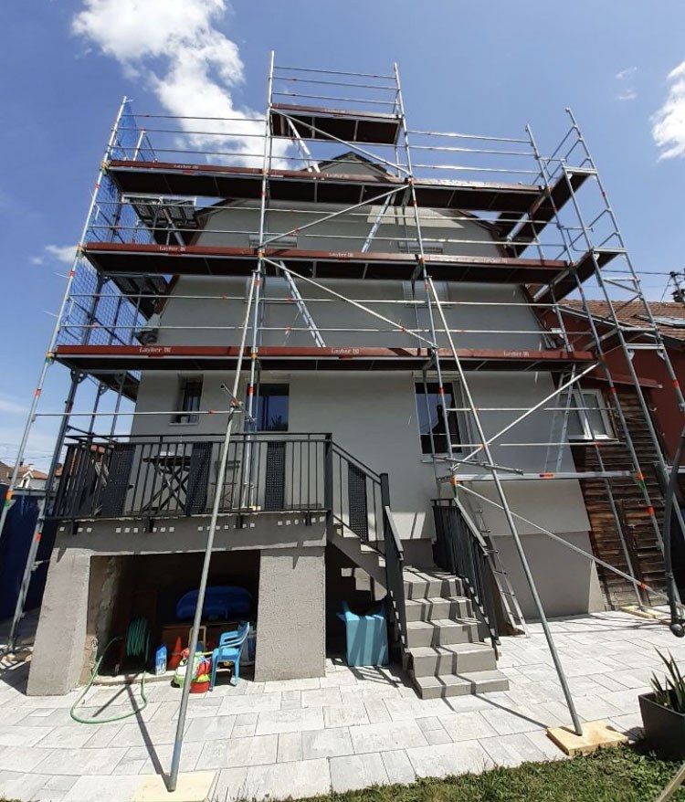 Échafaudage Layher monté sur une maison dans le Haut-Rhin